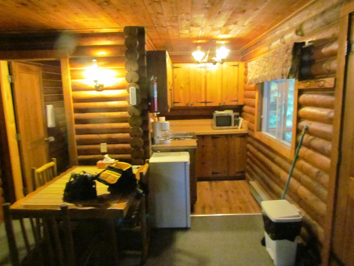 Bakers Narrows Lodge And Conference Center Flin Flon Eksteriør billede